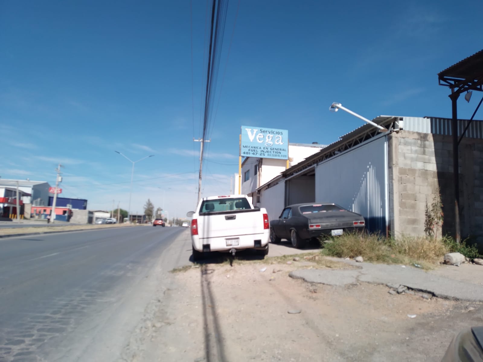 Conductores estacionan sus vehículos, sin dejar espacio para los peatones