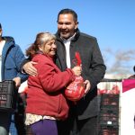 Entrega Cruz Pérez Cuéllar apoyos a vecinos de Los Kilómetros en convivencia comunitaria